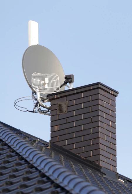 Antena satelitarna na kominie
